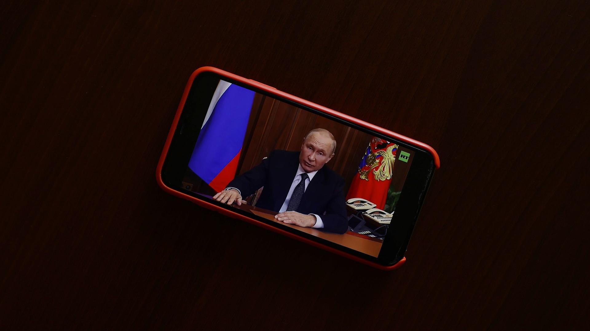 Auf einem Smartphone-Bildschirm ist der russische Präsident Wladimir Putin bei ein TV-Rede zu sehen. Er deklariert die Teilmobilisierung in Russland am 21. September 2022. Auf einem Smartphone-Bildschirm ist der russische Präsident Wladimir Putin bei ein TV-Rede zu sehen. Er deklariert die Teilmobilisierung in Russland am 21. September 2022.