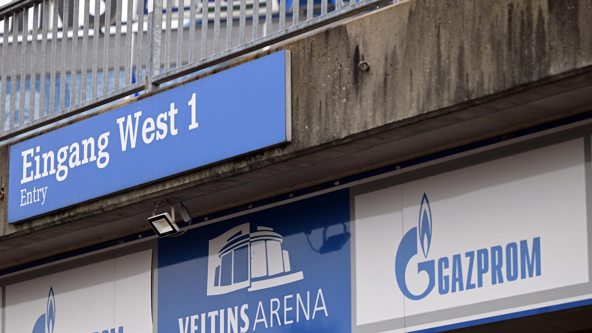 Nach jahrelanger Partnerschaft beendete Schalke 04 die Zusammenarbeit mit Hauptsponsor Gazprom als Folge des russischen Angriffs auf die Ukraine. Der russische Staatskonzern war seit 2007 der wichtigste Geldgeber des Traditionsklubs. Nach jahrelanger Partnerschaft beendete Schalke 04 die Zusammenarbeit mit Hauptsponsor Gazprom als Folge des russischen Angriffs auf die Ukraine. Der russische Staatskonzern war seit 2007 der wichtigste Geldgeber des Traditionsklubs.