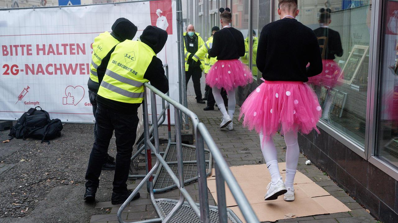 Einlasskontrolle mit 2G-Nachweispflicht an Karneval in der Düsseldorfer Altstadt Einlasskontrolle mit 2G-Nachweispflicht an Karneval in der Düsseldorfer Altstadt