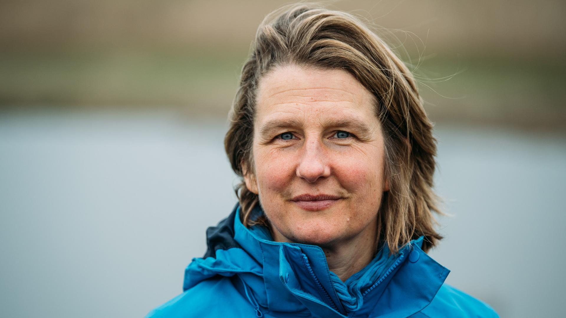 Silke Backsen steht auf einem Feld auf der Insel Pellworm. Silke Backsen steht auf einem Feld auf der Insel Pellworm.