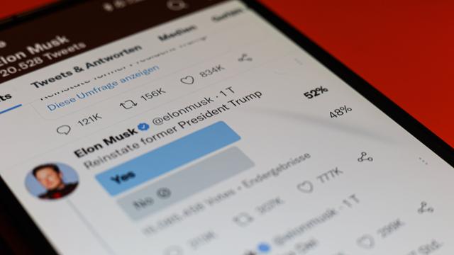 Auf einem Smartphonebildschirm ist am 20.11.2022 ein Tweet von Ekon Musk zu sehen, der das Ergebnis seiner Twitter-Umfrage zeigt, ob das Profil des ehemaligen US-Präsident wieder freigeschaltet werden soll. 52 Prozent der Umfragen-Teilnehmerinnen stimmten für ja.
