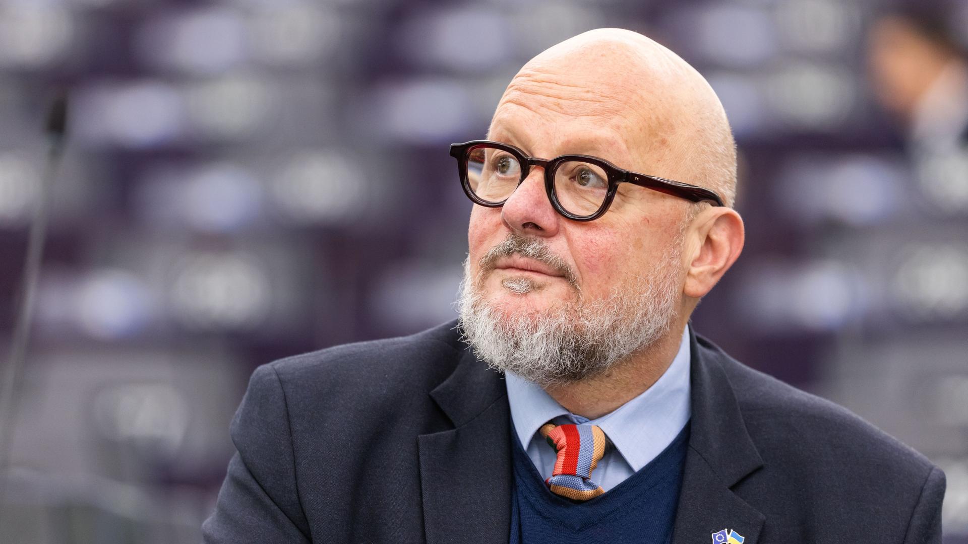 Marc Angel (LSAP, Fraktion S&D), sitzt im Gebäude des Europäischen Parlaments. Er tritt die Nachfolge von der in den Korruptionsskandal verwickelten Ex-Parlamentsvizepräsidentin Kaili an. Marc Angel (LSAP, Fraktion S&D), sitzt im Gebäude des Europäischen Parlaments. Er tritt die Nachfolge von der in den Korruptionsskandal verwickelten Ex-Parlamentsvizepräsidentin Kaili an.