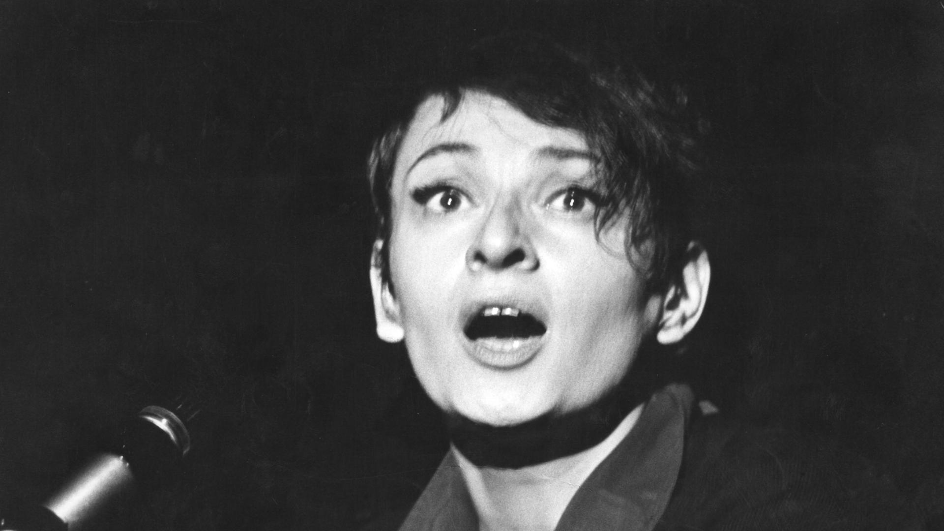 Die französische Chanson-Sängerin und Komponistin Barbara, aufgenommen im September 1965 Die französische Chanson-Sängerin und Komponistin Barbara, aufgenommen im September 1965