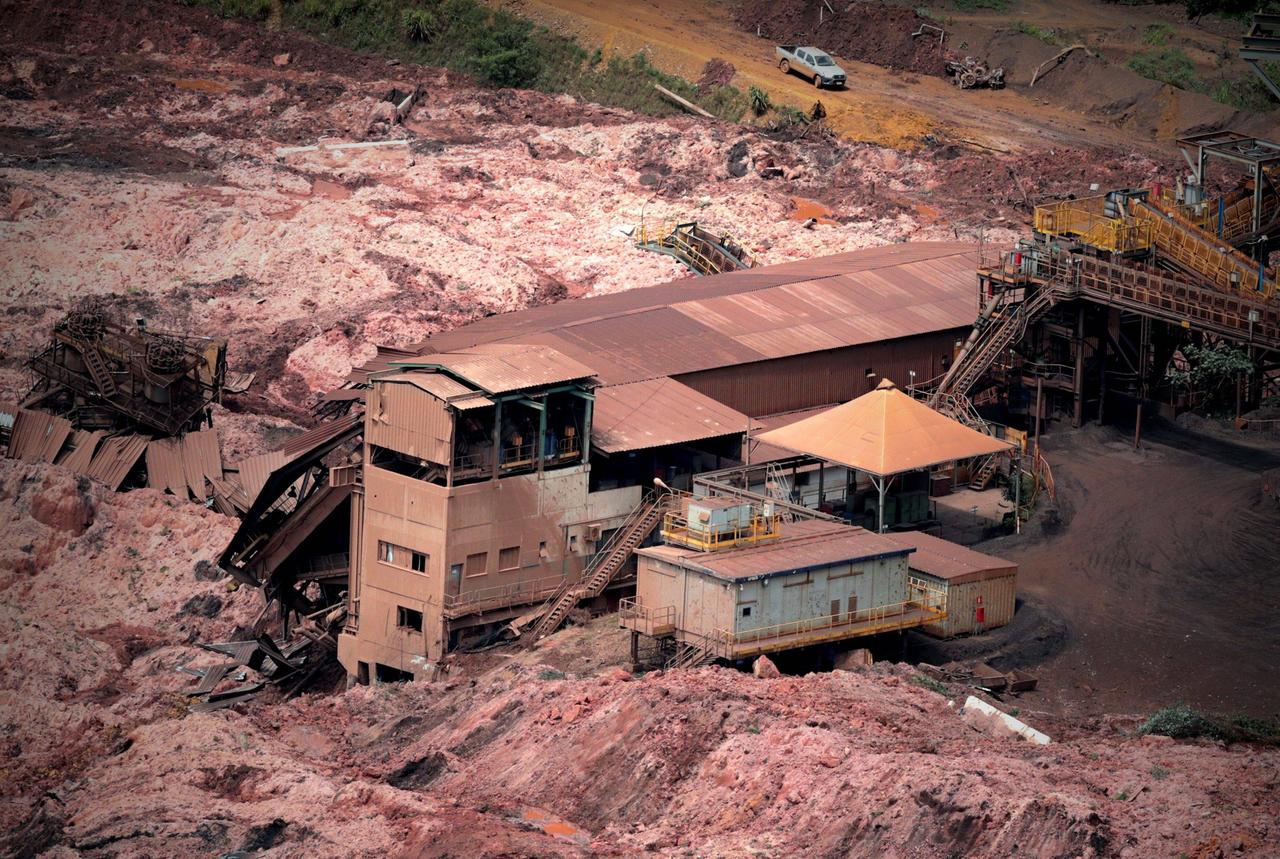 Die Bergbaumine des Konzerns Vale nahe der Stadt Brumadinho: Zerstörte Häuser und Baracken in einer Mine, nachdem eine meterhohe Schlammlawine sich darüber gewälzt hat.