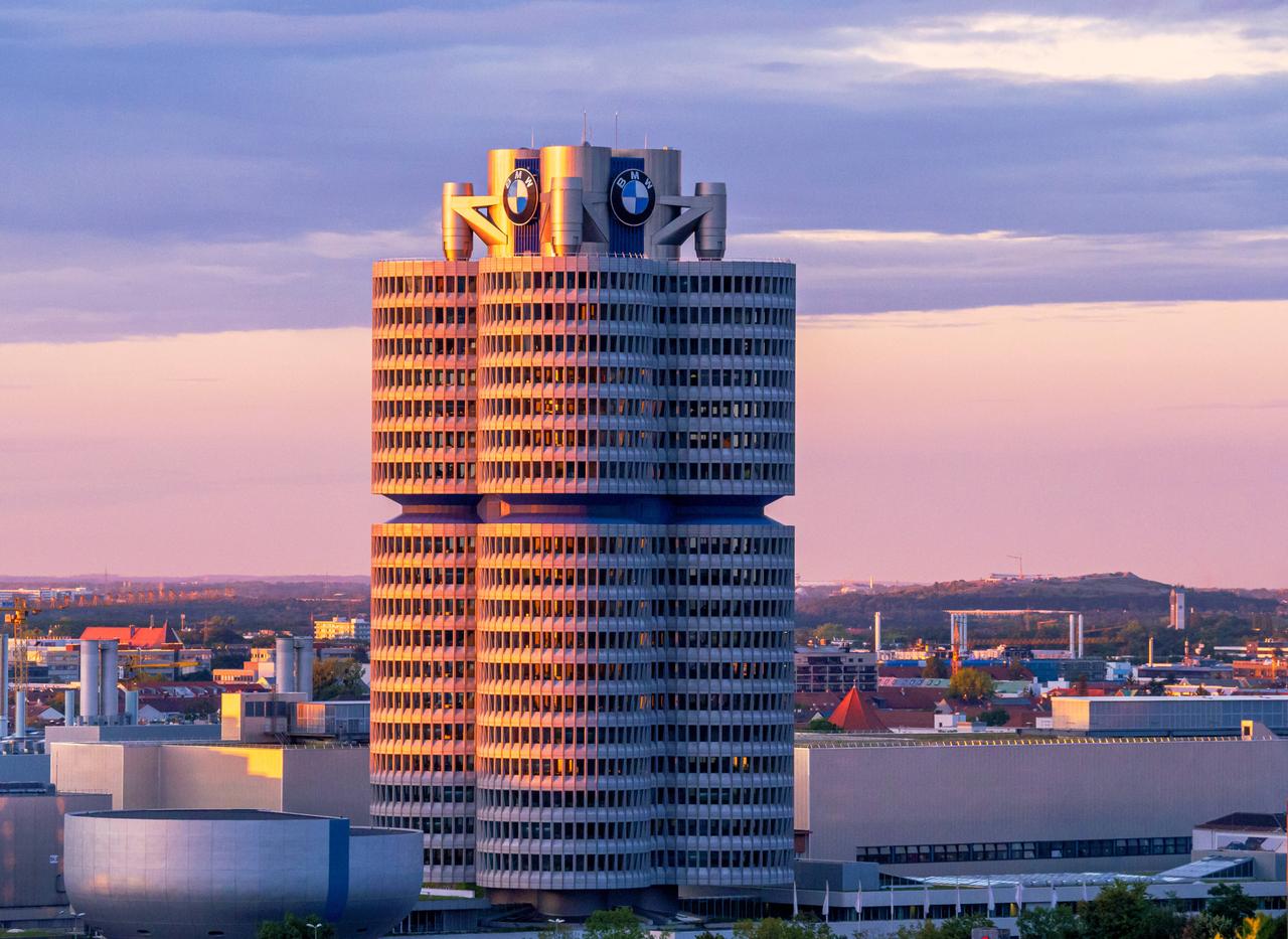 Das turmförmige BMW-Gebäude in München im Abendrot