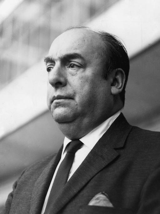 Porträtfoto des chilenischen Nationaldichters Pablo Neruda im Jahr 1963