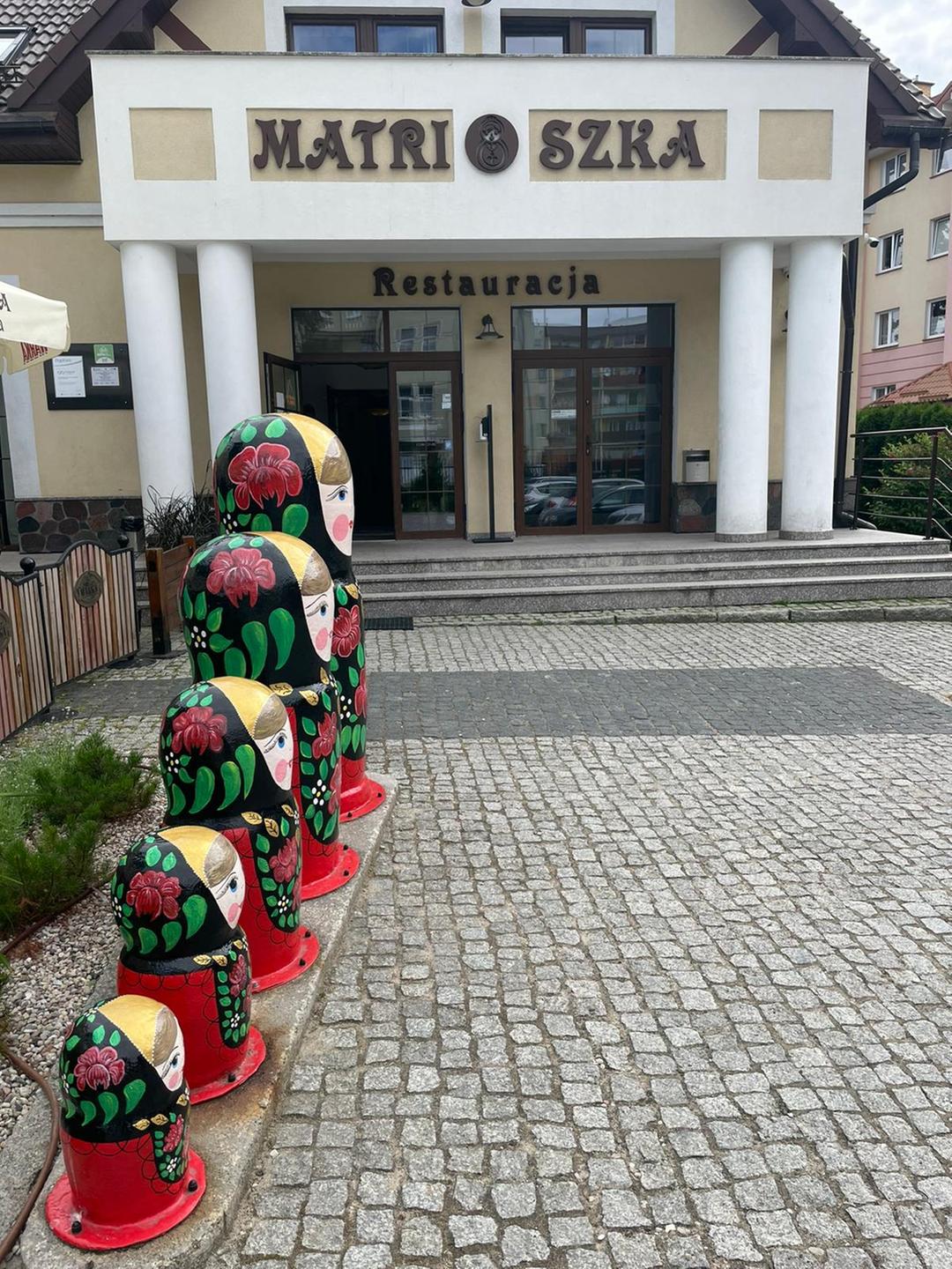 Vor einem Restaurant stehen in einer Reihe menschgroße Matrjoschkas. Vor einem Restaurant stehen in einer Reihe menschgroße Matrjoschkas.