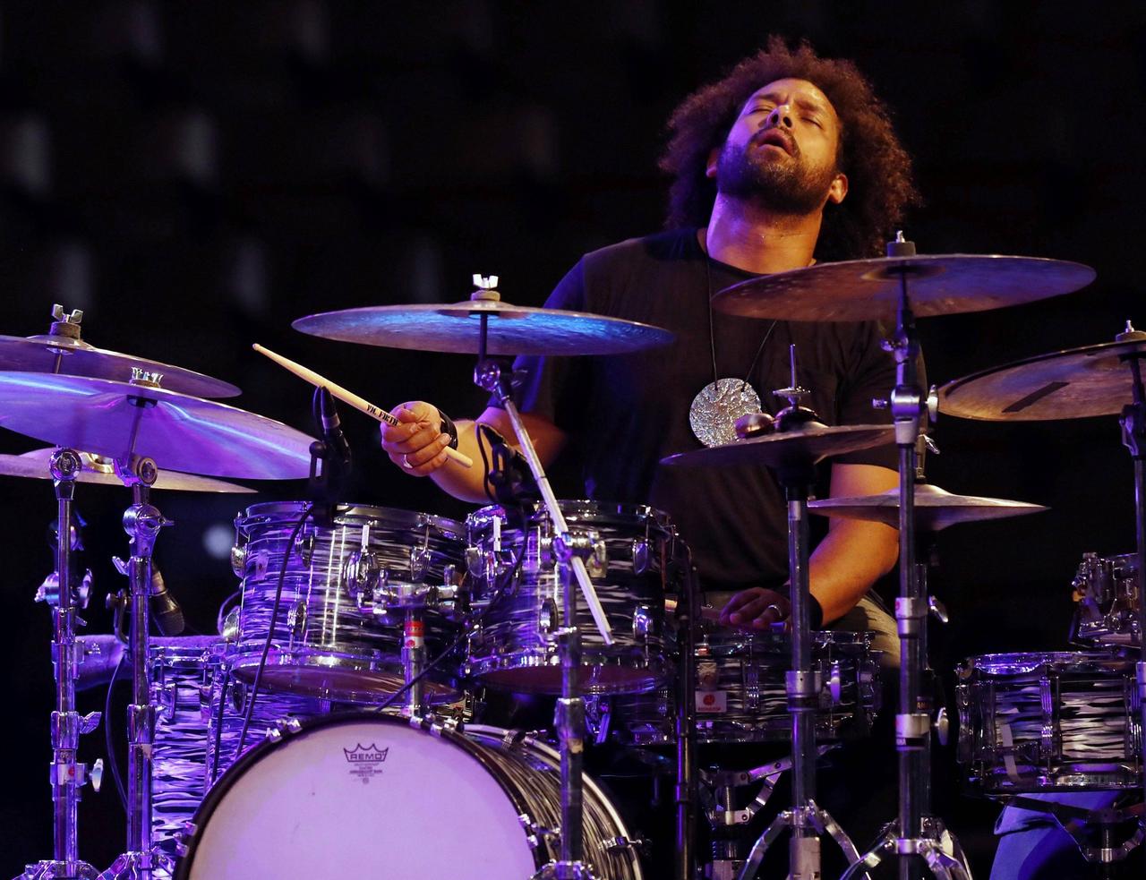 US-Schlagzeuger Makaya McCravenauf hinter seinem Schlagzeuf auf der Bühne.