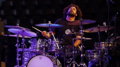 US-Schlagzeuger Makaya McCravenauf hinter seinem Schlagzeug auf der Bühne.