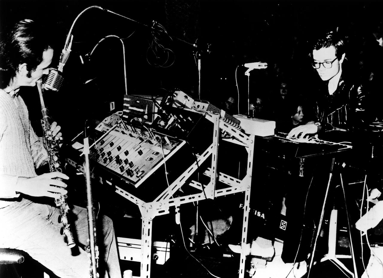 Historische sw-Aufnahme von Kraftwerk im Studio 1972. 