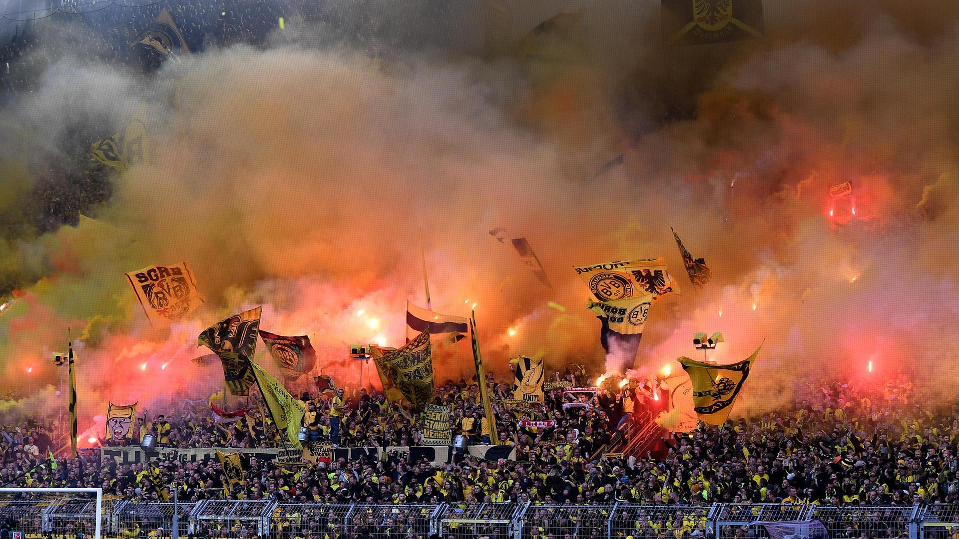Fußball-Bundesliga: Dortmund-Fans brennen beim Spiel gegen den FC Schalke am 17.09.2022 Pyrotechnik ab. Fußball-Bundesliga: Dortmund-Fans brennen beim Spiel gegen den FC Schalke am 17.09.2022 Pyrotechnik ab.