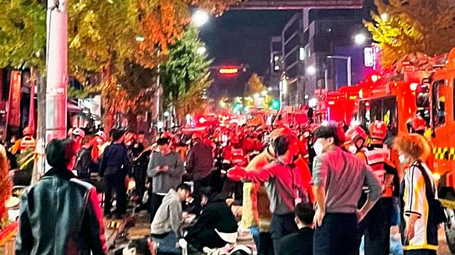 Bei einer Massenpanik im Stadtviertel Itaewon in Seoul sind mindestens 151 Menschen ums Leben gekommen