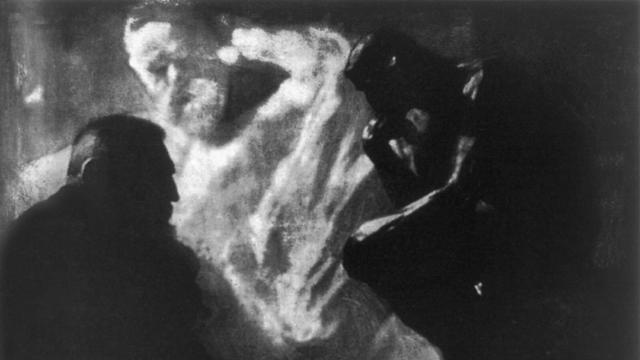 "Rodin - Der Denker" : 1902 fotografierte Edward Steichen den französischen Bildhauer Auguste Rodin in seinem Atelier, vor seiner berühmten Skulptur "Der Denker" mit  Rodins  "Denkmal für Victor Hugo" im Hintergrund.
