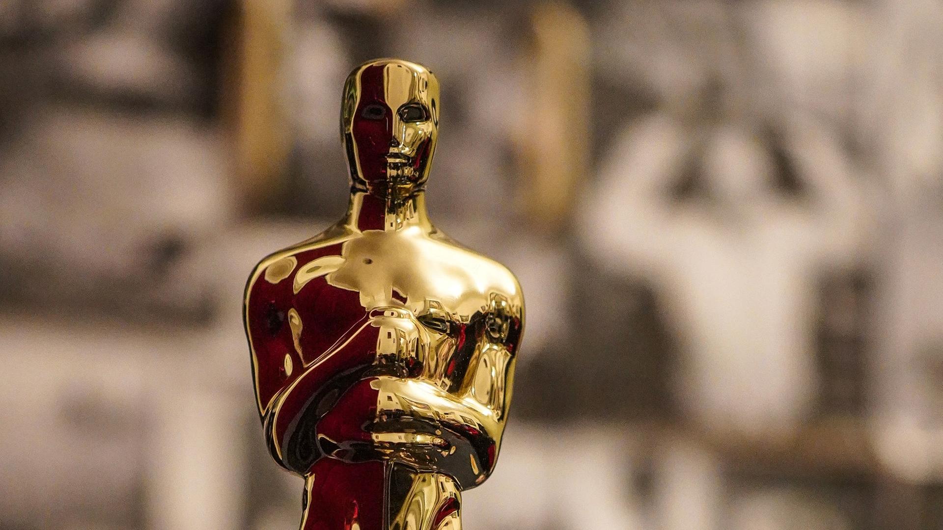 Blick auf einen Oscar, die goldene Statue mit glattem Kopf und Händen vor der Brust. Blick auf einen Oscar, die goldene Statue mit glattem Kopf und Händen vor der Brust.