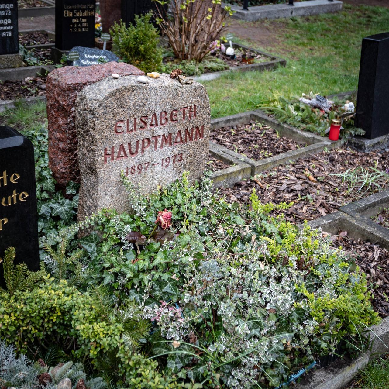 Das Grab von Elisabeth Hauptmann, Mitarbeiterin und Geliebte von Bertolt Bert, auf dem Friedhof Chausseestraße in Berlin