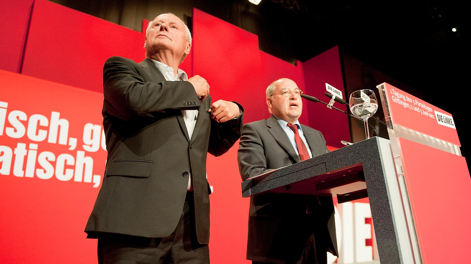 Oskar Lafontaine (links) und Gregor Gysi auf einem Parteitag 2012 in Göttingen. Oskar Lafontaine (links) und Gregor Gysi auf einem Parteitag 2012 in Göttingen.