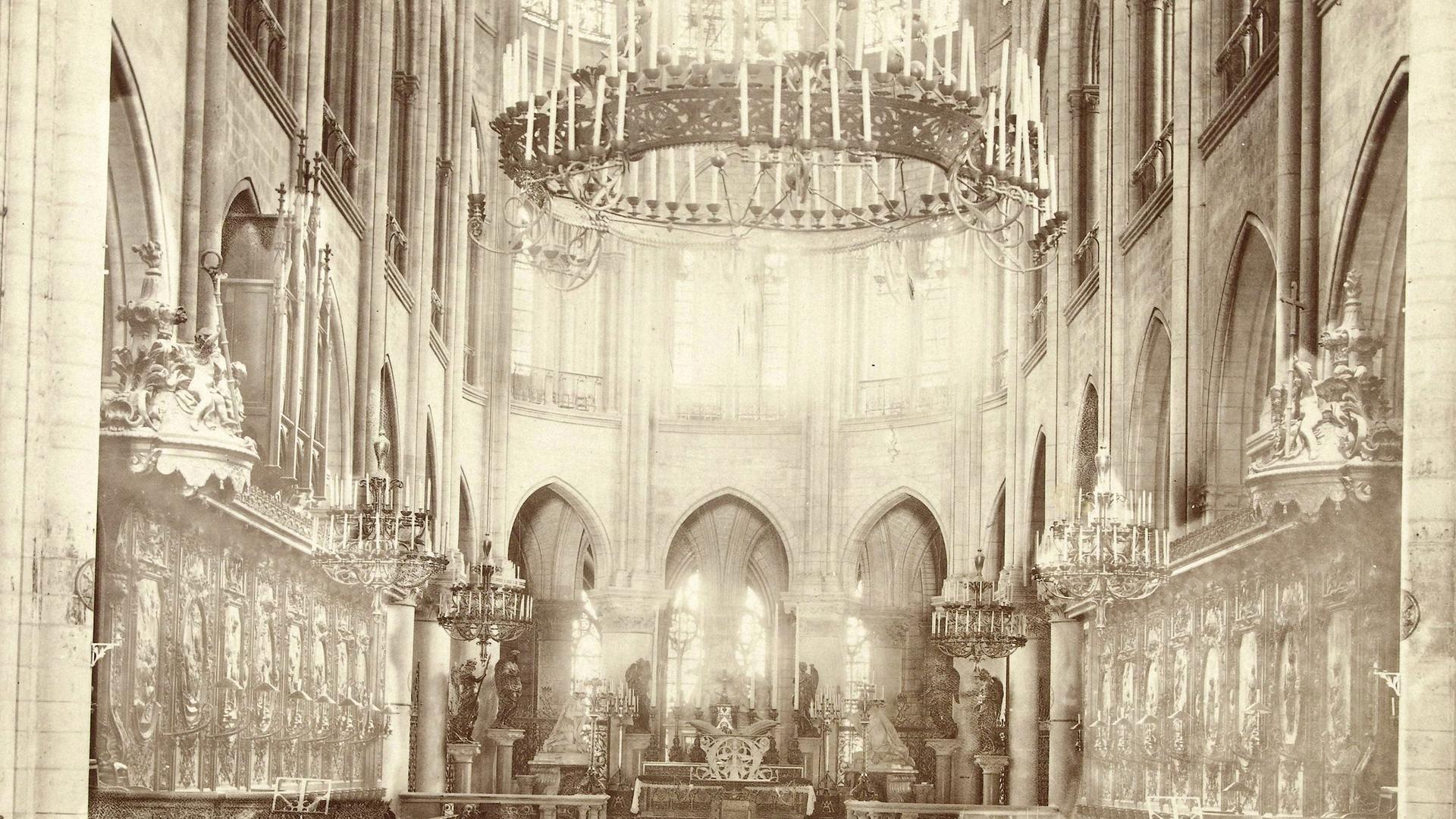 Historische Aufnahme des Innenraums von Notre-Dame in Paris, ca. 1850 - 1900.