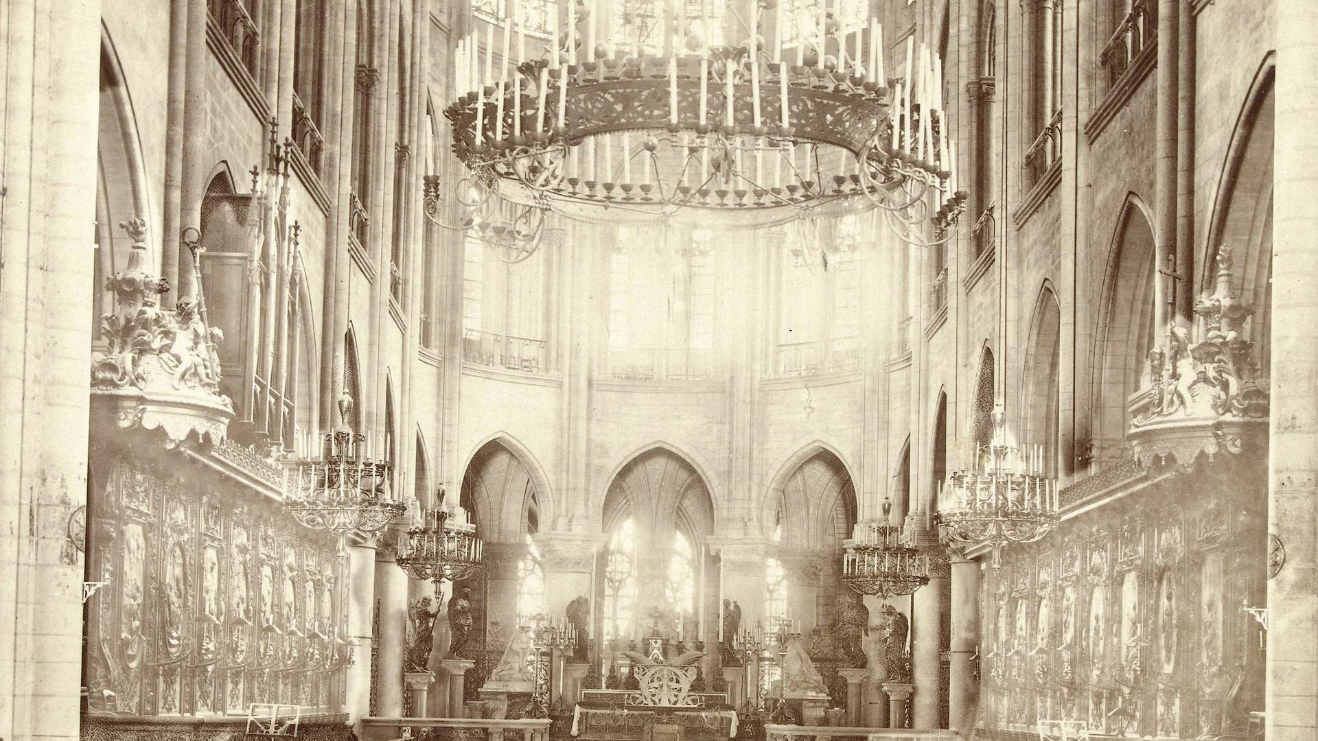 Historische Aufnahme des Innenraums von Notre-Dame in Paris, ca. 1850 - 1900. Historische Aufnahme des Innenraums von Notre-Dame in Paris, ca. 1850 - 1900.