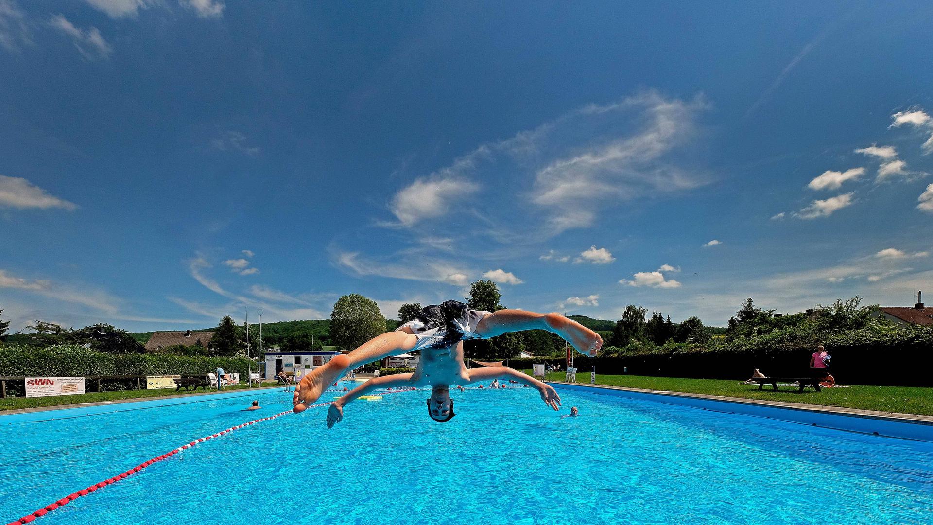 zje123 01 06 2019 Freibad Northeimer Ortsteil Sudheim Südniedersachsen Kopfsprung ins Kühle Nass *** zje123 01 06 2019 Freibad Northeimer Ortsteil Sudheim Südniedersachsen Kopfsprung ins Kühle Nass ***