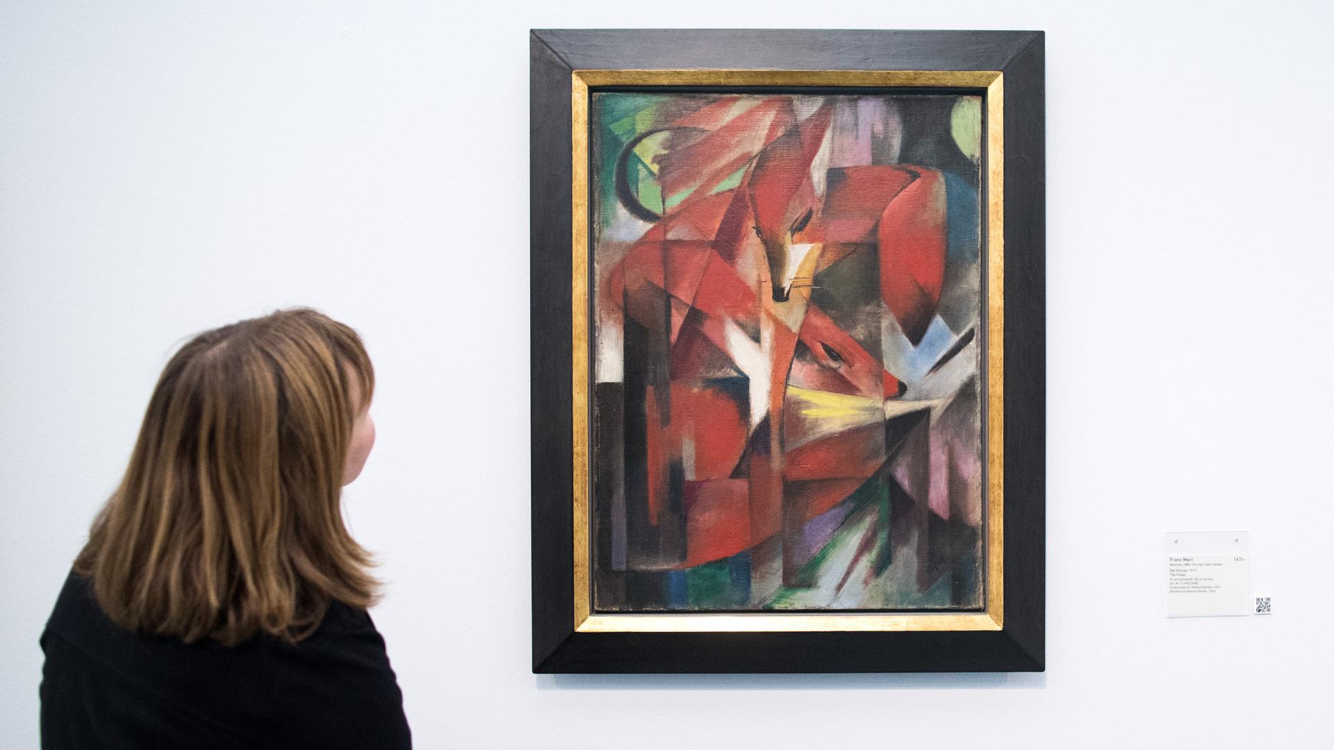 Eine Frau betrachtet das Gemälde "Füchse" von Franz Marc. Eine Frau betrachtet das Gemälde "Füchse" von Franz Marc.
