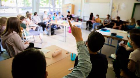 Szene aus einem Klassenzimmer: Ein Schüler an der Fritz-Karsen-Schule im Berliner Ortsteil Britz meldet sich.