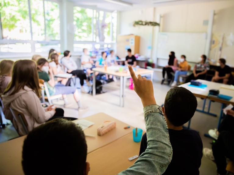 Szene aus einem Klassenzimmer: Ein Schüler an der Fritz-Karsen-Schule im Berliner Ortsteil Britz meldet sich.