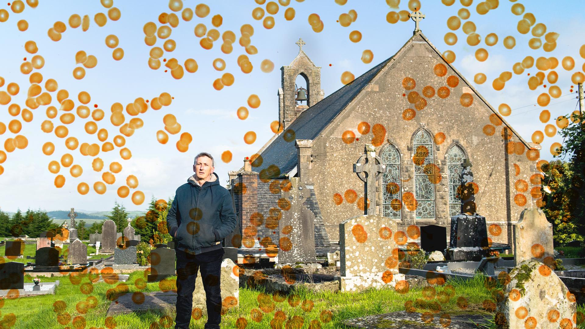 Ein Mann steht auf einem Friedhof und schaut in die Kamera. Ein Mann steht auf einem Friedhof und schaut in die Kamera.