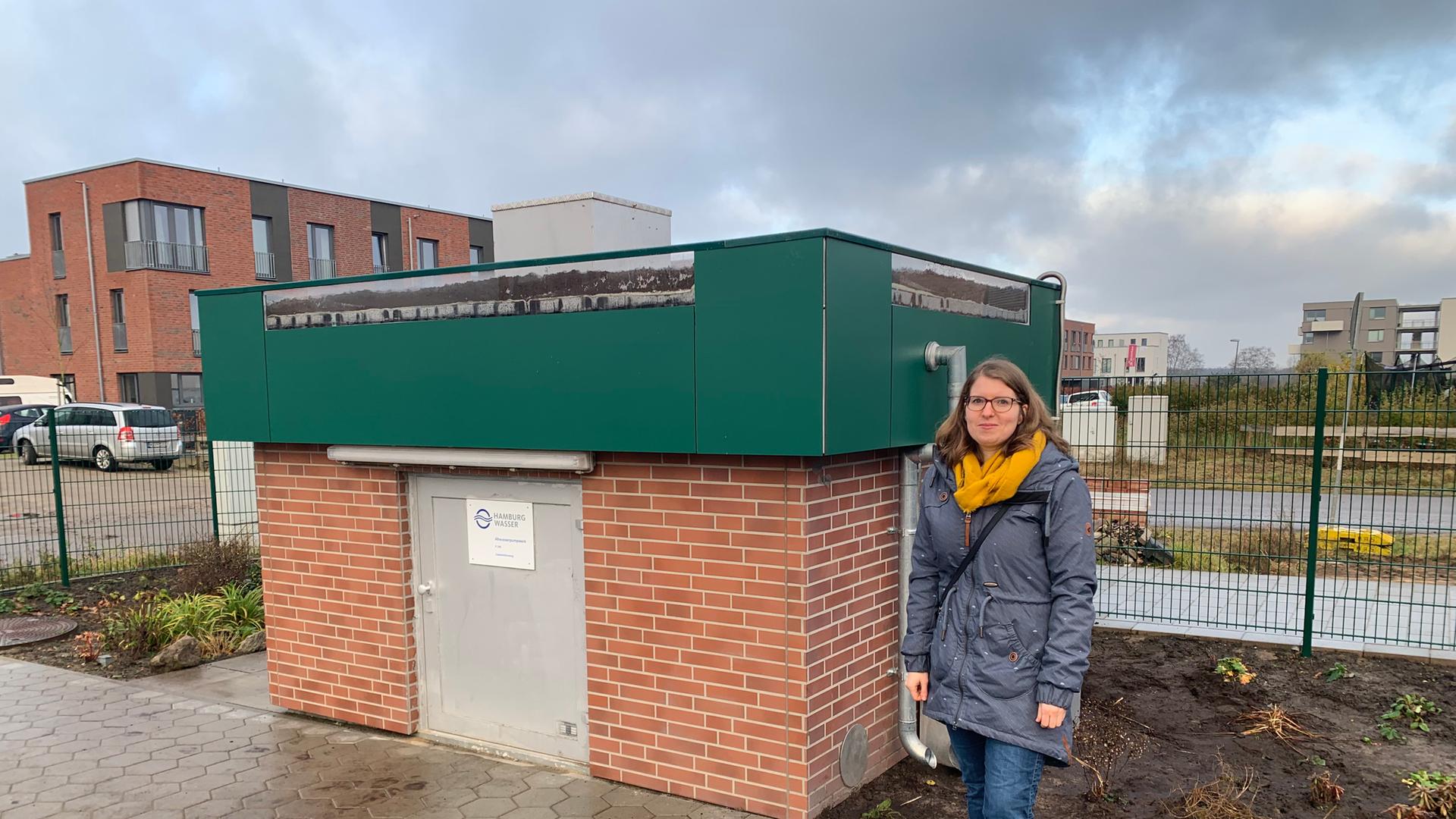 Die Ingenieurin Julia Döring vor dem Prototyp eines smarten Gründachs auf dem Betriebsgelände von Hamburg Wasser. Die Ingenieurin Julia Döring vor dem Prototyp eines smarten Gründachs auf dem Betriebsgelände von Hamburg Wasser.