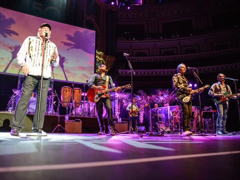 Die Beach Boys stehen im Juni 2022 auf der Bühne der Royal Albert Hall in London. Einzig originales Bandmitglied ist Sänger Mike Love (l.).