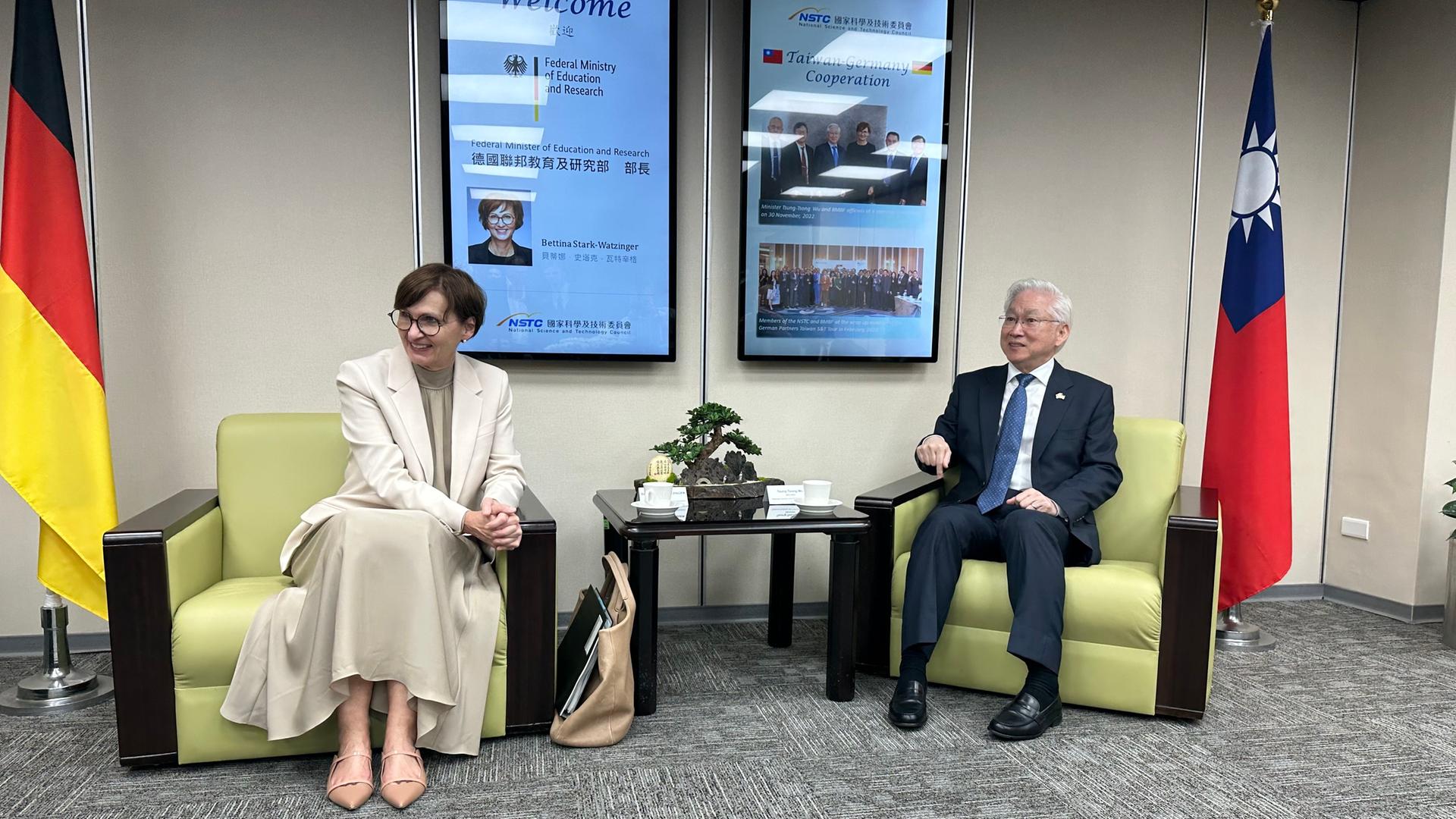 Taiwan, Taipeh: Tsung-Tsong Wu, Taiwans Minister für Wissenschaft und Technologie, spricht mit Bettina Stark-Watzinger (FDP), Bundesbildungsministerin, im National Science and Technology Council in Taipeh über Zusammenarbeit im Bereich Wissenschaft und Technologie. Taiwan, Taipeh: Tsung-Tsong Wu, Taiwans Minister für Wissenschaft und Technologie, spricht mit Bettina Stark-Watzinger (FDP), Bundesbildungsministerin, im National Science and Technology Council in Taipeh über Zusammenarbeit im Bereich Wissenschaft und Technologie.