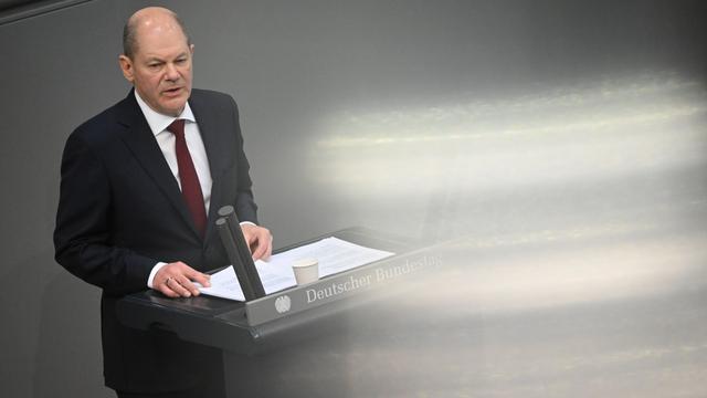 Bundeskanzler Olaf Scholz (SPD) hält zu Beginn der Sondersitzung des Bundestags zum Krieg in der Ukraine eine Regierungserklärung.