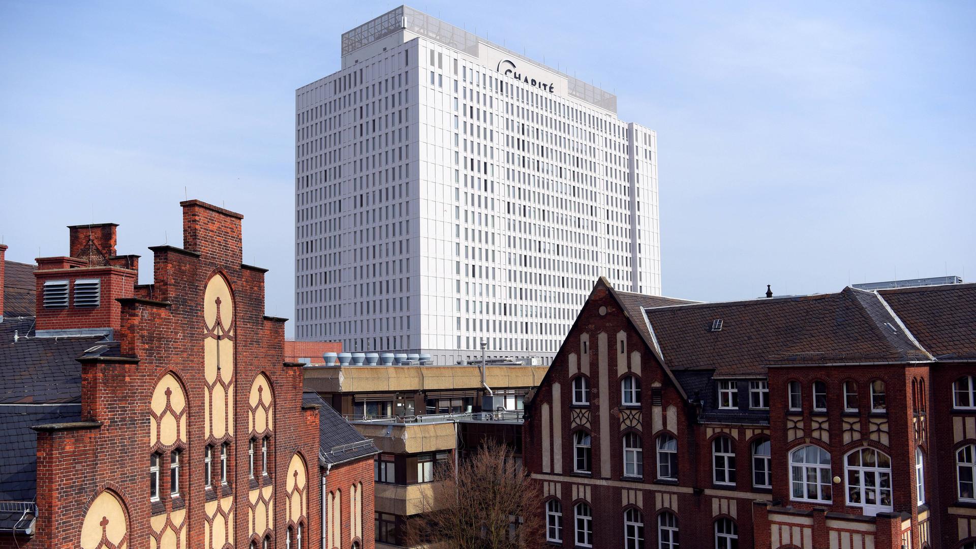 Blck auf das Bettenhochhaus der Charite. Das 1710 als Pesthaus gegründete Krankranhaus ist das älteste von Berlin. Blck auf das Bettenhochhaus der Charite. Das 1710 als Pesthaus gegründete Krankranhaus ist das älteste von Berlin.