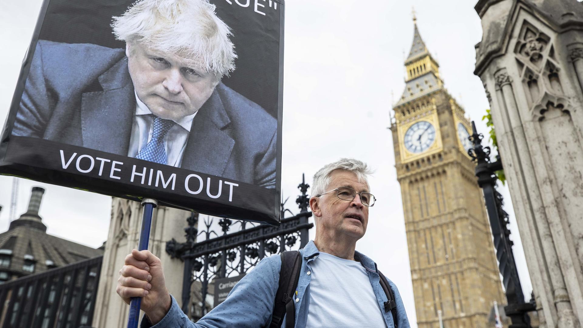Der britische Premierminister Boris Johnson ist auf einem Plakat seiner Gegner abgebildet. 