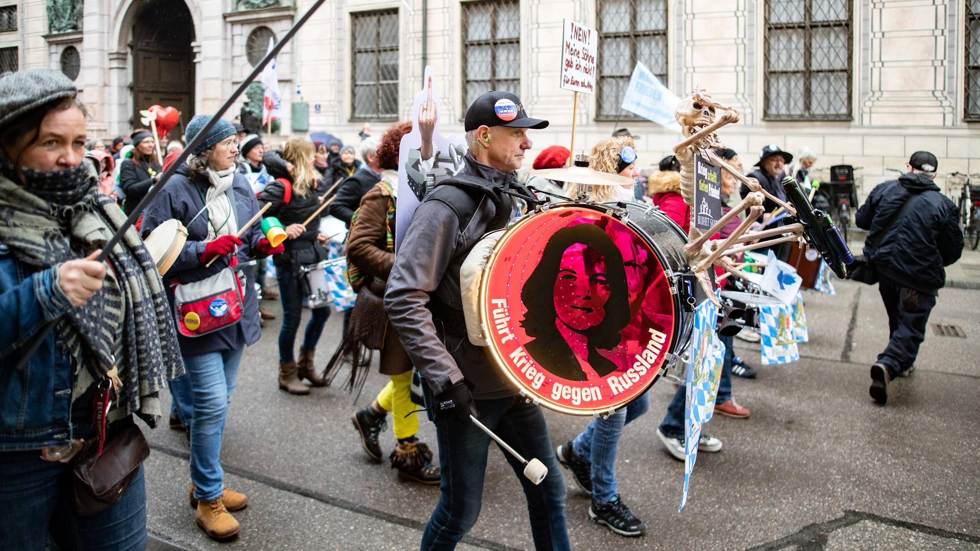 Teilnehmende einer verschwörungsideologischen Demo in München gehen durch die Straßen. Teilnehmende einer verschwörungsideologischen Demo in München gehen durch die Straßen.