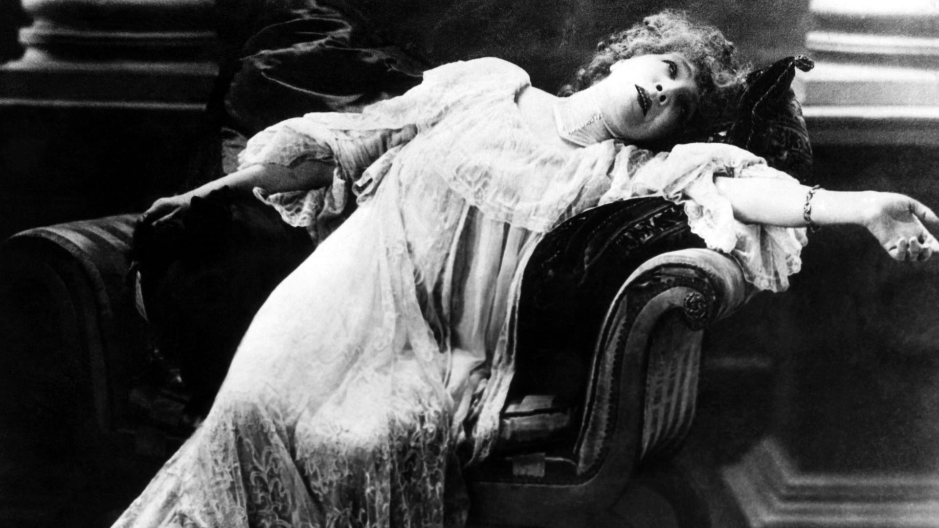 Berühmteste Schauspielerin ihrer Zeit und einer der ersten Weltstars: Die 1923 verstorbene Sarah Bernhardt. Die undatierte Schwarz-Weiß-Aufnahme zeigt sie dramatisch in einem Sessel liegend Berühmteste Schauspielerin ihrer Zeit und einer der ersten Weltstars: Die 1923 verstorbene Sarah Bernhardt. Die undatierte Schwarz-Weiß-Aufnahme zeigt sie dramatisch in einem Sessel liegend