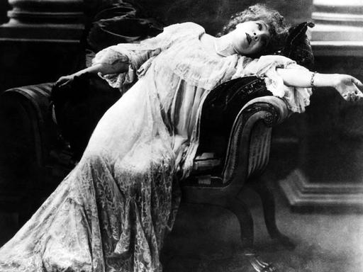 Berühmteste Schauspielerin ihrer Zeit und einer der ersten Weltstars: Die 1923 verstorbene Sarah Bernhardt. Die undatierte Schwarz-Weiß-Aufnahme zeigt sie dramatisch in einem Sessel liegend