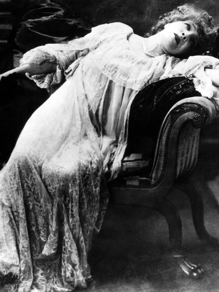 Berühmteste Schauspielerin ihrer Zeit und einer der ersten Weltstars: Die 1923 verstorbene Sarah Bernhardt. Die undatierte Schwarz-Weiß-Aufnahme zeigt sie dramatisch in einem Sessel liegend