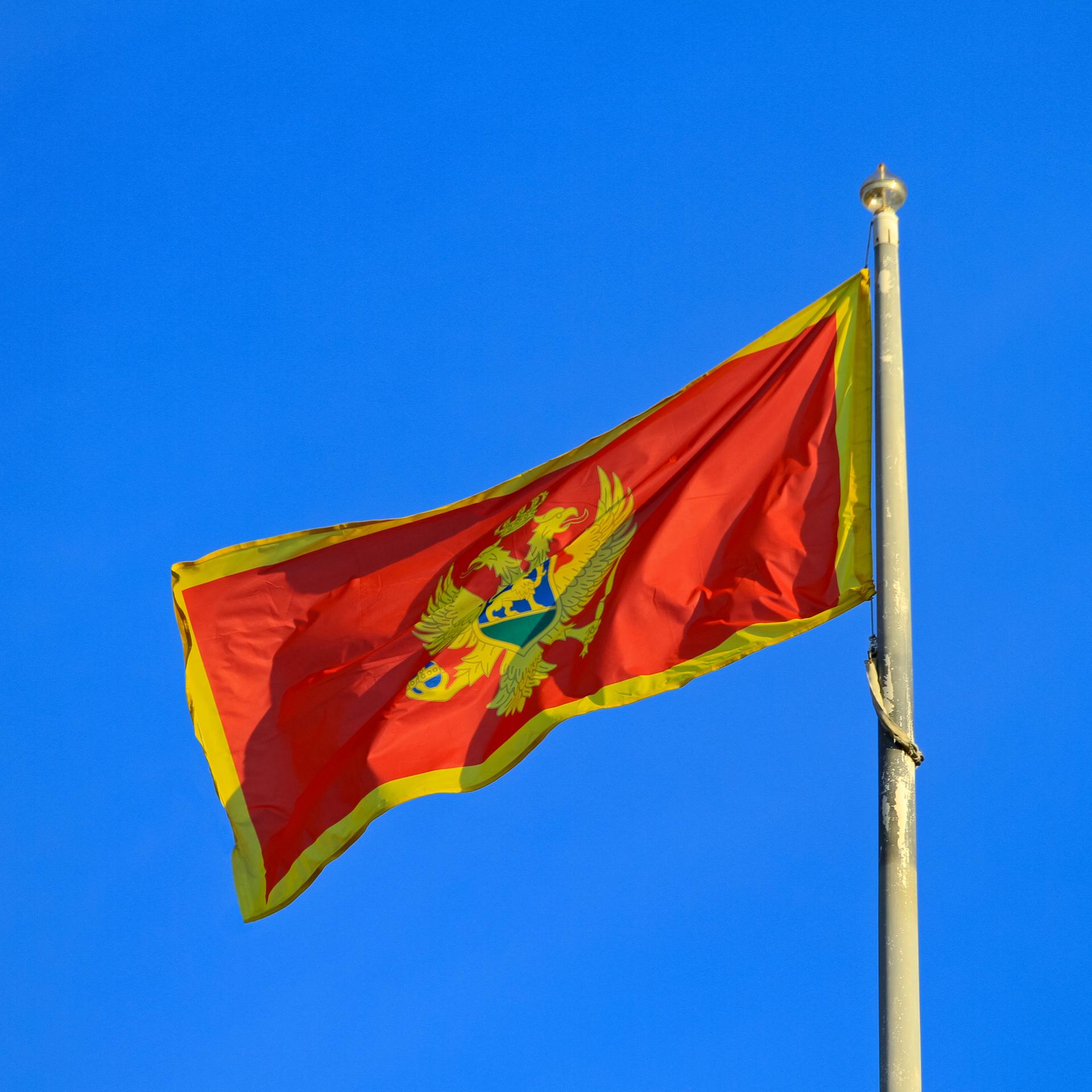 Zu sehen ist die Flagge Montenegros.