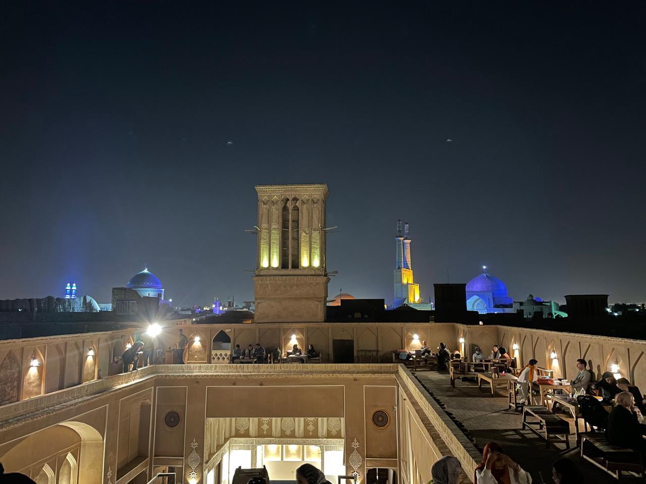 Eine Dachterrasse mit Lokal bei Nacht inklusive Wasserturm und Blick über die Stadt. Eine Dachterrasse mit Lokal bei Nacht inklusive Wasserturm und Blick über die Stadt.