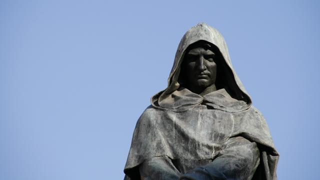 Die 1889 errichtete Statue des Philosophen Giordano Bruno auf dem Campo de' Fiori in Rom, der hier am 17. Februar 1600 als Ketzer verbrannt wurde. 