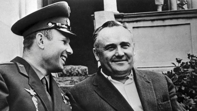 Sergej Koroljow (rechts) mit Juri Gagarin, dem ersten Menschen im Weltraum