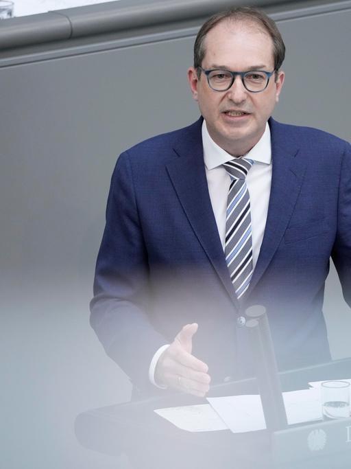 Alexander Dobrindt von der Partei CDU/CSU im Portrait bei seiner Rede zur Debatte Aenderung Art. 87a GG, Bundeswehrsondervermoegensgesetz bei der 30. Sitzung des Deutschen Bundestag in Berlin