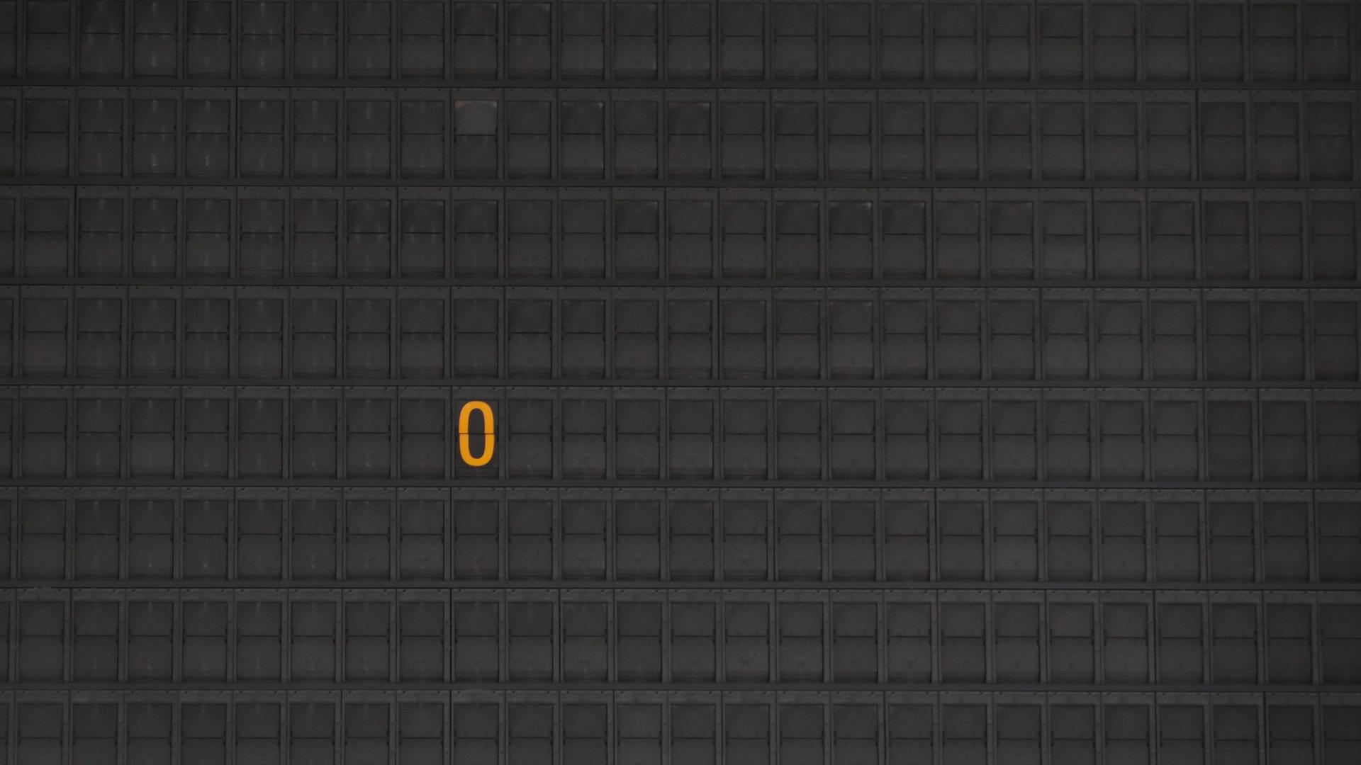 Die Zahl Null auf einer Anzeigentafel an einem Flughafen. Die Zahl Null auf einer Anzeigentafel an einem Flughafen.