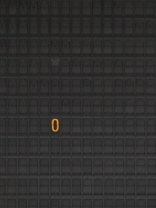 Die Zahl Null auf einer Anzeigentafel an einem Flughafen.