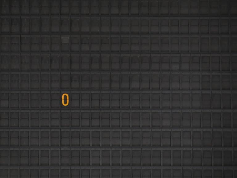 Die Zahl Null auf einer Anzeigentafel an einem Flughafen.