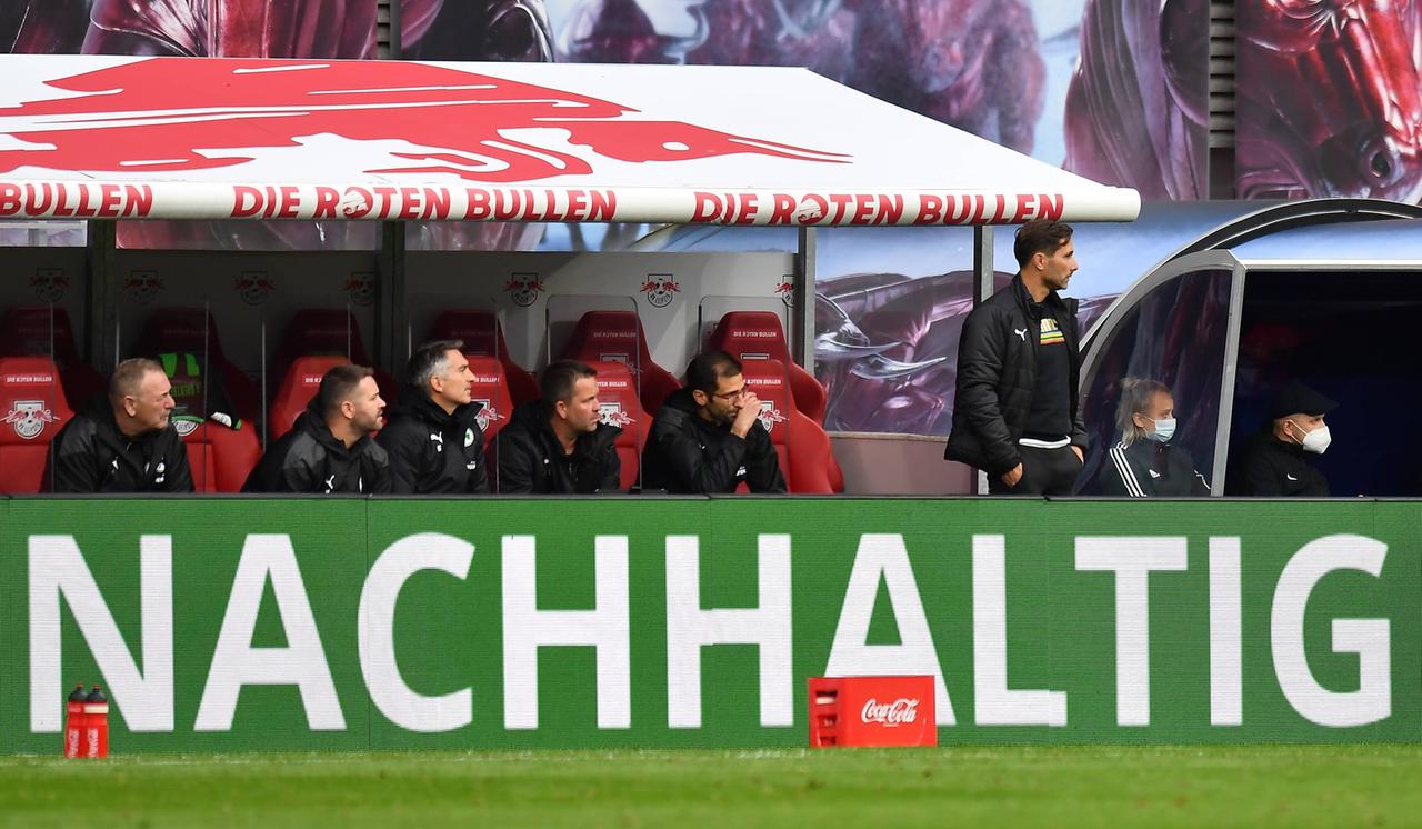 Ein Werbebanner mit der Aufschrift "Nachhaltig" während des Bundesligaspielts zwischen RB Leipzig und Greuther Fürth am 9. Spieltag der Saison 2021/2022 Ein Werbebanner mit der Aufschrift "Nachhaltig" während des Bundesligaspielts zwischen RB Leipzig und Greuther Fürth am 9. Spieltag der Saison 2021/2022