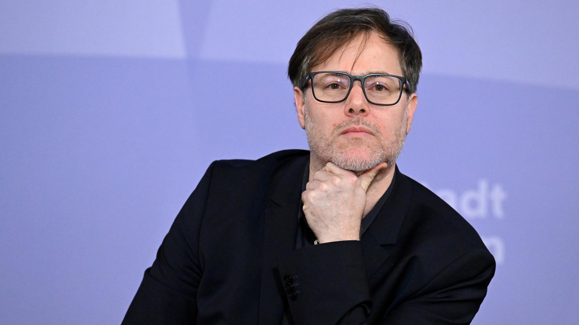 Milo Rau bei einer Pressekonferenz. Milo Rau bei einer Pressekonferenz.
