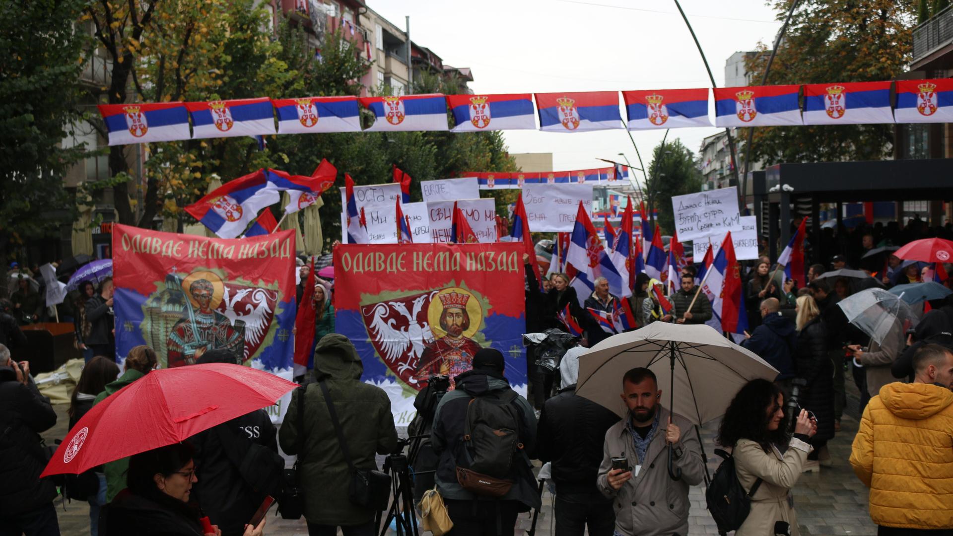 Proteste von Serben im Norden der kosovarischen Stadt Mitrovica im Autoschilder-Streit. Die Forderung damals: die Serben sollten ihre Autos neu registrieren und ihre serbischen Nummernschilder gegen kosovarische austauschen.