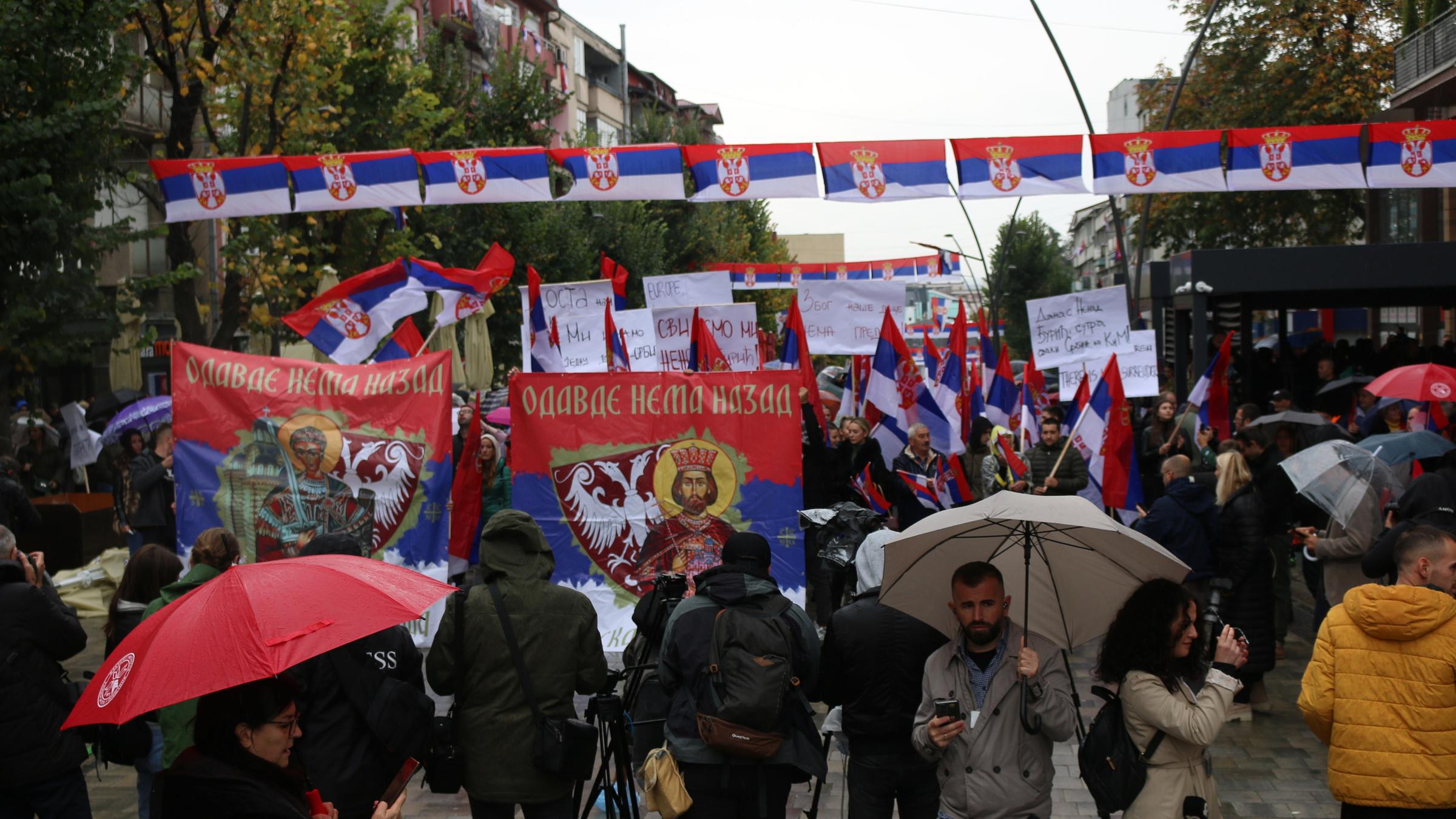 Proteste von Serben im Norden der kosovarischen Stadt Mitrovica im Autoschilder-Streit. Die Forderung damals: die Serben sollten ihre Autos neu registrieren und ihre serbischen Nummernschilder gegen kosovarische austauschen. Proteste von Serben im Norden der kosovarischen Stadt Mitrovica im Autoschilder-Streit. Die Forderung damals: die Serben sollten ihre Autos neu registrieren und ihre serbischen Nummernschilder gegen kosovarische austauschen.