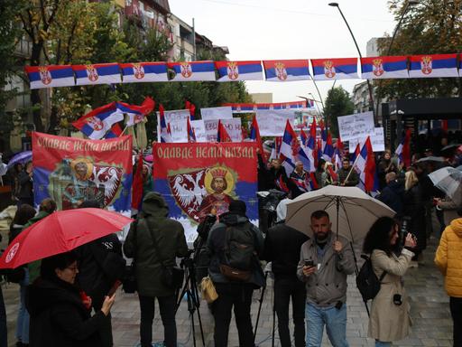 Proteste von Serben im Norden der kosovarischen Stadt Mitrovica im Autoschilder-Streit. Die Forderung damals: die Serben sollten ihre Autos neu registrieren und ihre serbischen Nummernschilder gegen kosovarische austauschen.